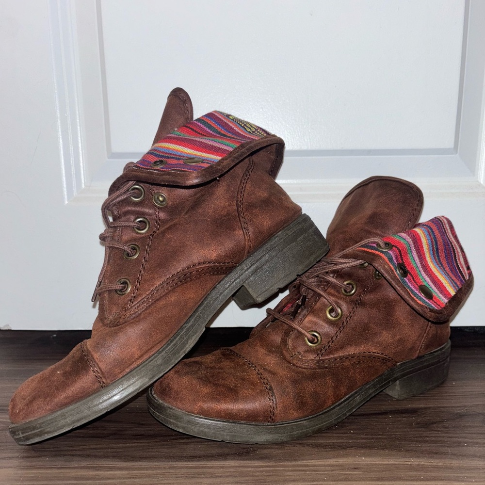 Reversible style combat boots
